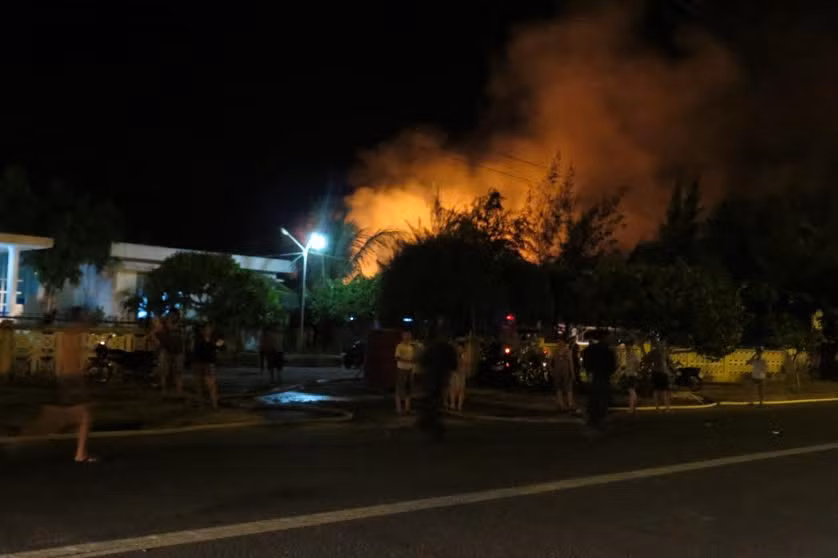 Ngọn lửa bốc cao hàng chục mét.