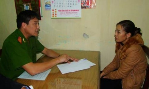 3. Vợ dùng kiếm chém chết chồng, vứt xác xuống sông phi tang. Chỉ vì mâu thuẫn vợ chồng, Trương Thị Thưa (SN 1982, trú tại xóm Huống, xã Thượng Đình, huyện Phú Bình, Thái Nguyên) đã nhẫn tâm sát hại chồng mình là anh Dương Đình Bằng (SN 1969, trú cùng địa chỉ trên), rồi cho xác vào thùng tôn chở đi phi tang.