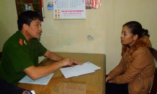 3. Vợ dùng kiếm chém chết chồng, vứt xác xuống sông phi tang. Chỉ vì mâu thuẫn vợ chồng, Trương Thị Thưa (SN 1982, trú tại xóm Huống, xã Thượng Đình, huyện Phú Bình, Thái Nguyên) đã nhẫn tâm sát hại chồng mình là anh Dương Đình Bằng (SN 1969, trú cùng địa chỉ trên), rồi cho xác vào thùng tôn chở đi phi tang.