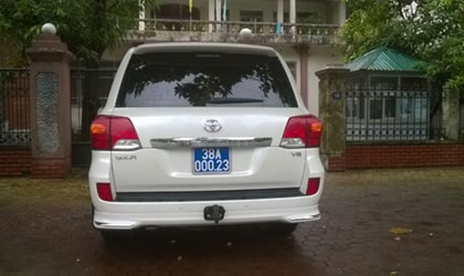 Chiếc xe mang biển xanh giả được ông Trưởng Ban Quản lý Khu kinh tế Hà Tĩnh đi gần 1 năm mà không bị xử lý.