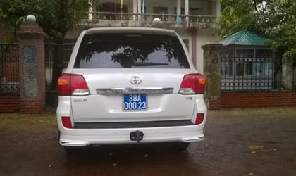 Chiếc xe mang biển xanh giả được ông Trưởng Ban Quản lý Khu kinh tế Hà Tĩnh đi gần 1 năm mà không bị xử lý.