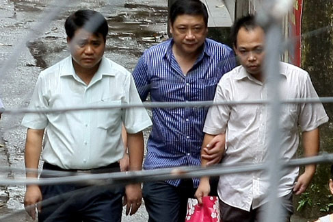 Đối tượng Bình bị bắt giữ (ngoài cùng bên phải).