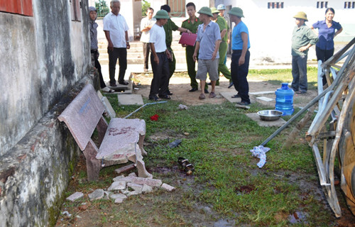 4. Đổ bồn nước inox trong trường tiểu học, 2 học sinh tử vong. Chiều 11/9, bồn nước trong khuôn viên trường tiểu học Diễn Tháp (Diễn Châu, Nghệ An) bất ngờ đổ khiến hai học sinh đang chơi bên cạnh tử vong, một em khác bị thương. Thời điểm xảy ra tai nạn, bồn nước inox gắn khung sắt được đặt ở dưới đất vì khu vực này đang được sửa chữa. Sau vụ việc, công an huyện Diễn Châu đã tới phong tỏa hiện trường để điều tra nguyên nhân.