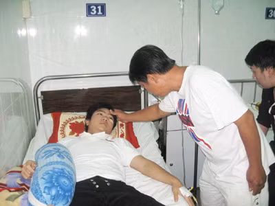 Em Trần Hoàng Ân, 1 trong 4 học sinh bị bảo vệ siêu thị Lotte Mart đánh nhập viện.