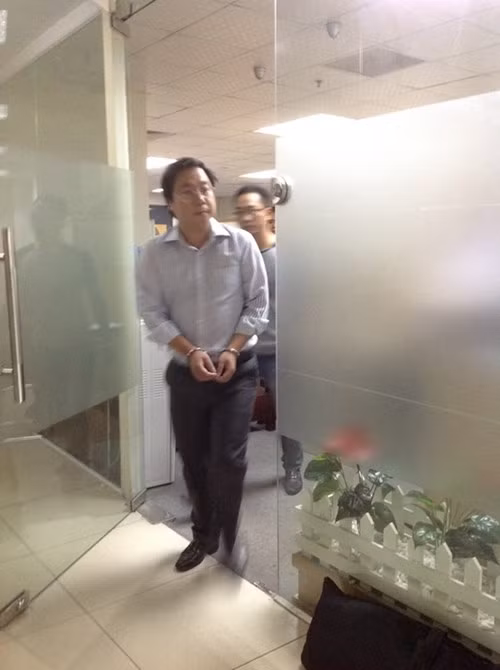 Ông Vũ Đức Hiếu lúc bị bắt tại trụ sở công ty.