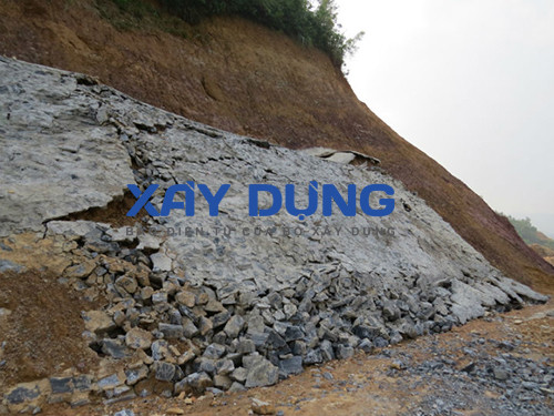 Điển hình như đoạn km 103, một ta luy sau cơn mưa đã sạt lở toàn bộ, một vài điểm khác thì đang được nhà thầu múc, hốt, sửa chữa.