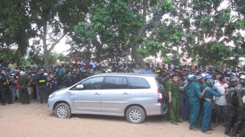 8. Băng nhóm nghi chuyên bắt cóc xuất hiện ở Bình Thuận. Khoảng 12h ngày 26/9, ô tô biển số 51A-797.72 chạy qua thôn Thái An, xã Hồng Thái, huyện Bắc Bình, tỉnh Bình Thuận đúng lúc 1 nhóm học sinh đi học về. Lúc này, một nhóm thanh niên trên xe mở cửa gọi các em lên xe chơi. Tuy nhiên, do nghe tin đồn bắt cóc giết người lấy nội tạng nên các em học sinh hoảng sợ bỏ chạy, vừa chạy vừa la. Đúng lúc này, ô tô cũng rồ ga chạy mất nên người dân trong thôn tri hô và báo công an.