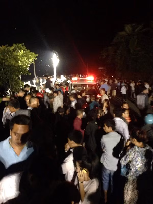 Lực lượng cứu hộ, CSGT, bộ đội dân phòng... phải dùng 3 dây thừng chắc chắn dài hàng trăm mét, thả xuống đáy vực để người tham gia cứu hộ bám vào ôm, cõng thi thể nạn nhân, đưa lên. Nhiều nạn nhân được sơ cứu tại hiện trường, sau đó chuyển đi các bệnh viện cấp cứu.