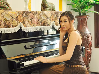 2. Trần Thị Hoa, nghệ danh Thiên Kim - Á khôi 3 cuộc thi Miss Shining Beauty tại TP HCM. Thiên Kim sinh năm 1987, quê Hải Dương, hiện trú tại phường 17, quận Bình Thạnh. Thiên Kim từng đoạt giải Á khôi 3 cuộc thi Miss Shining Beauty của quận 12 TP HCM, từng góp mặt trong phim “Lệnh xóa sổ”. Cô cũng khiến dư luận chú ý khi dám đứng ra tố cáo những khuất tất tại cuộc thi Nữ hoàng trang sức 2011.