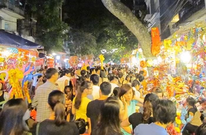 Đến 7h tối, lượng người đổ về khu vực này tiếp tục tăng mạnh.