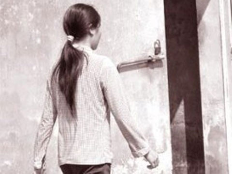 2. Giết chồng vì bị ép quan hệ tình dục với tư thế lạ. Nguyễn Thị Hương Lan (SN 1982, xã Tiên Lương, huyện Cẩm Khê, tỉnh Phú Thọ) sau khi được anh rể mai mối đã nên duyên vợ chồng với anh Nguyễn Đức Bản (thợ xây dựng, SN 1974, huyện Cẩm Khê, tỉnh Phú Thọ).