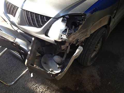 Chiếc xe của lực lượng thanh tra giao thông bị xe tải vi phạm đâm hỏng.