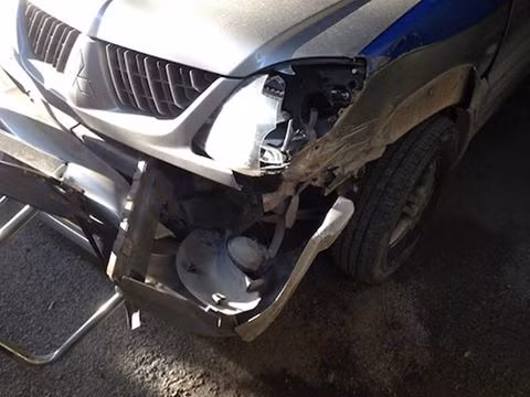 Chiếc xe của lực lượng thanh tra giao thông bị xe tải vi phạm đâm hỏng.