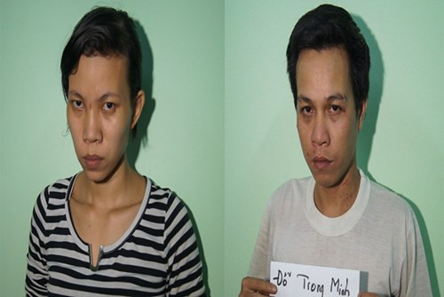 Nguyên nhân do bé Ngân bị cha dương là Đỗ Trọng Minh (27 tuổi, ngụ TP.Biên Hoà, Đồng Nai) và mẹ đẻ là Nguyễn Thị Thuỳ Trang (26 tuổi, quê Vĩnh Long) đánh đập dã man. Vợ chồng Minh - Trang nhiều lần túm tốc đập đầu con vào tường, chích điện, đánh trói không thương tiếc... Hiện 2 kẻ này đã bị cơ quan công an bắt giữ để tiếp tục điều tra.