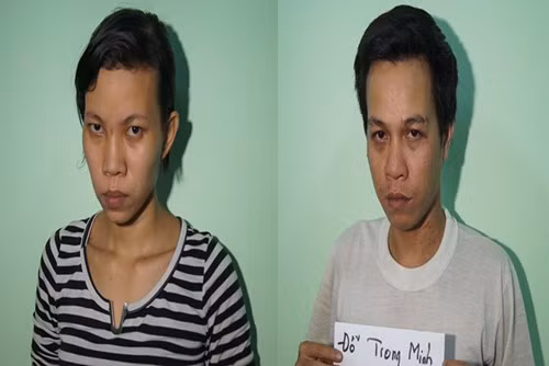 Nguyên nhân do bé Ngân bị cha dương là Đỗ Trọng Minh (27 tuổi, ngụ TP.Biên Hoà, Đồng Nai) và mẹ đẻ là Nguyễn Thị Thuỳ Trang (26 tuổi, quê Vĩnh Long) đánh đập dã man. Vợ chồng Minh - Trang nhiều lần túm tốc đập đầu con vào tường, chích điện, đánh trói không thương tiếc... Hiện 2 kẻ này đã bị cơ quan công an bắt giữ để tiếp tục điều tra.