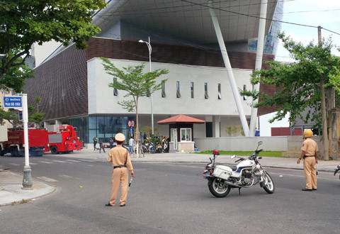 Điều đáng nói là mới đi vào vận hành chưa được 1 tuần, chiều 14/9 vừa qua, một vụ cháy đã xảy ra tại tầng hầm B2 của tòa nhà nghìn tỷ này. Dù chỉ là một sự cố nhỏ, không có thiệt hại về người, còn thiệt hại về tài sản không đáng kể nhưng sự cố này đã và đang đặt ra nhiều vấn đề cần quan tâm đối với việc vận hành an toàn công trình trọng điểm này.