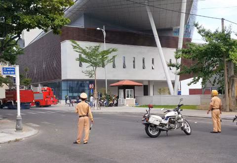 Điều đáng nói là mới đi vào vận hành chưa được 1 tuần, chiều 14/9 vừa qua, một vụ cháy đã xảy ra tại tầng hầm B2 của tòa nhà nghìn tỷ này. Dù chỉ là một sự cố nhỏ, không có thiệt hại về người, còn thiệt hại về tài sản không đáng kể nhưng sự cố này đã và đang đặt ra nhiều vấn đề cần quan tâm đối với việc vận hành an toàn công trình trọng điểm này.