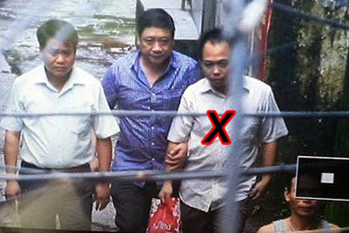 Khoảng 10h45, sau hơn 5 tiếng cố thủ, Bình đã theo Giám đốc Công an Hà Nội Nguyễn Đức Chung (áo trắng) ra xe cảnh sát. Nghi phạm được xác định là Trần Thanh Bình (quê Quảng Ninh, có vợ và 2 con), có họ hàng với bà Bé sống tại nhà E7 cùng khu tập thể. 