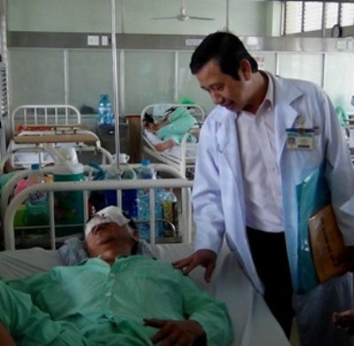 6. Hành khách đi xe bị ném đá hỏng mắt, gãy xương mũi. Chiều tối 24/9, ông Trương Triệu Lương (56 tuổi, ở quận 6, TP HCM) đón xe khách Cô Hai đi từ Gia Lai về TP HCM. Khoảng 20h tối cùng ngày, khi xe đi qua địa phận tỉnh Đắk Lắk, ông bất ngờ bị một viên đá to ném thẳng vào mặt. “Cục đá màu xanh, có nhiều cạnh sắc và nhọn”, ông Lương kể lại.