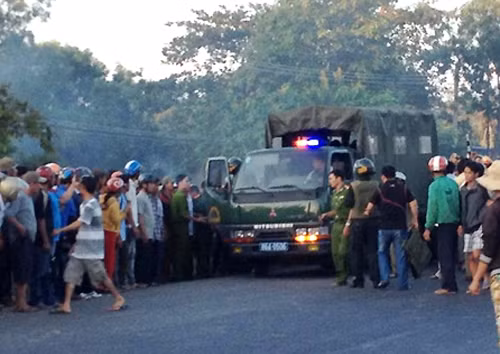 3. Giang hồ xả súng bắn cảnh sát như phim ở Bình Thuận. Khoảng 14h30 ngày 18/9 tại thôn Lập Đức, xã Tân Tập, huyện Hàm Thuận Nam, 2 nhóm đối tượng gồm một nhóm người Bình Dương cùng một nhóm đối tượng người địa phương tổ chức đá gà ăn tiền. Sau khi tan độ đá gà, do mẫu thuẫn trong quá trình chung độ, nhóm Bình Dương đã rút súng bắn các đối tượng người địa phương rồi lên xe 7 chỗ hiệu Innova tẩu thoát.