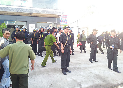 Lực lượng công an, CSCĐ giải cứu vụ khống chế bảo vệ nhà nghỉ.