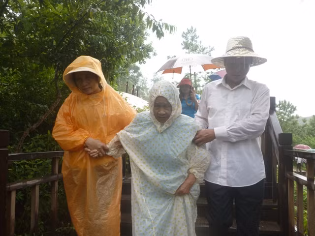 Nhiều cụ già đi lại khó khăn, vẫn cố gắng hết sức được đến viếng mộ Đại tướng Võ Nguyên Giáp.