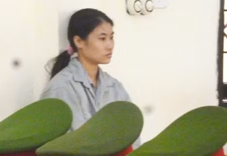 Theo bản án sơ thẩm của TAND huyện Cẩm Khê, tối 21/9/2013, sau khi cùng con gái nhỏ ăn tối và xem tivi ở nhà bố mẹ chồng, gia đình bị cáo về nhà riêng. Đêm hôm đó, sau hai lần quan hệ, Lan đang ngủ thì bị chồng đánh thức... Cô ta không chịu chiều thêm lần nữa, có những lời lẽ khó nghe thì bị chồng dùng bạo lực ép quan hệ. Trong lúc kích động, Lan vớ cây gậy gần đó đánh lại khiến chồng bất tỉnh, tử vong.