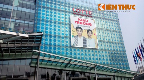 3. Vừa khai trương, thang máy tòa nhà Lotte rơi tự do, khách hàng hoảng loạn. Vào khoảng 20h45, có 5 người đi dự tiệc ở tầng 65 khách sạn Lotte (Đào Tấn, Hà Nội) bước vào thang máy để đi xuống. Khi xuống đến tầng 63, thang máy đột nhiên rơi tự do cho đến tầng 35 mới dừng lại. Khi cửa mở, có 2 người ở ngoài bước vào, nhưng chưa lọt hẳn vào trong thì cửa đóng, khiến một người bị thương ở vai, một người bị thương ở tay, máu chảy khá nhiều. Kể từ đó, thang máy đứng im, không lên xuống, cũng không mở cửa, cho dù 7 người đã tìm cách nhấn các nút.