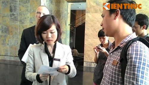 Phải sau 40 phút bị mắc kẹt, 7 người kể trên mới được đưa ra ngoài. Đại diện truyền thông Lotte cho biết, bước đầu xác định nguyên nhân thang máy rơi tự do do lỗi hệ thống. "Thang máy của tòa nhà Lotte từ trên đi xuống và đến tầng 62 thì bị rung, nên chế độ an toàn tự động bật lên. Chính vì thế, thang máy đi từ tầng 62 xuống rất chậm, đến tầng 29 thì dừng lại”, vị này giải thích.