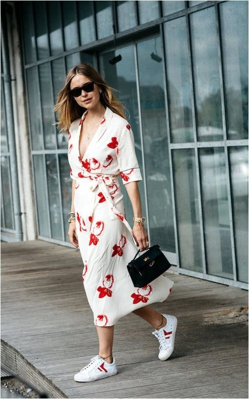 Váy dài họa tiết hoa với phần thân trên đắp vạt khéo léo được cô nàng phối cùng sneaker trắng nhấn nhá chút màu đỏ cực hòa hợp với bộ cánh.