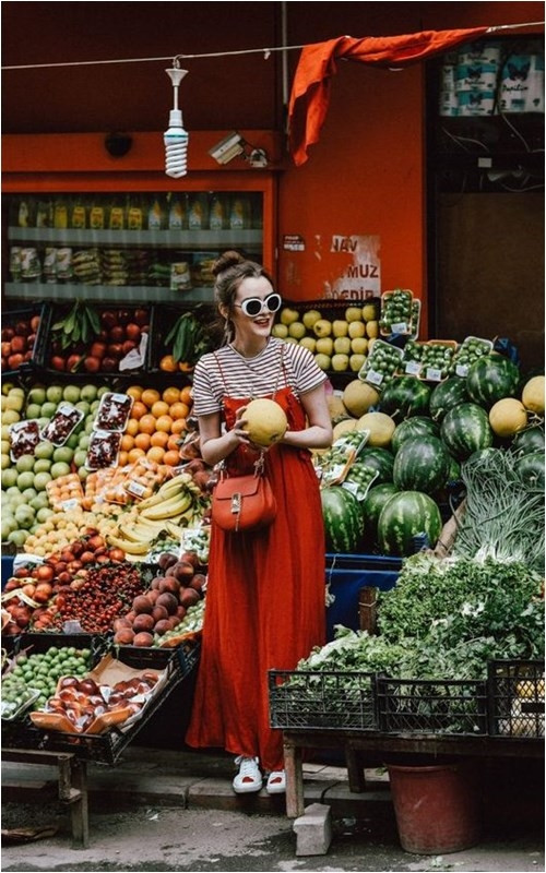 Nếu bạn không muốn khoe thân quá nhiều có thể chọn mix váy hai dây cùng áo thun và đừng quên sneaker để hoàn thiện phong cách, bắt kịp xu hướng hè năm nay.