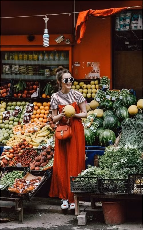 Nếu bạn không muốn khoe thân quá nhiều có thể chọn mix váy hai dây cùng áo thun và đừng quên sneaker để hoàn thiện phong cách, bắt kịp xu hướng hè năm nay.