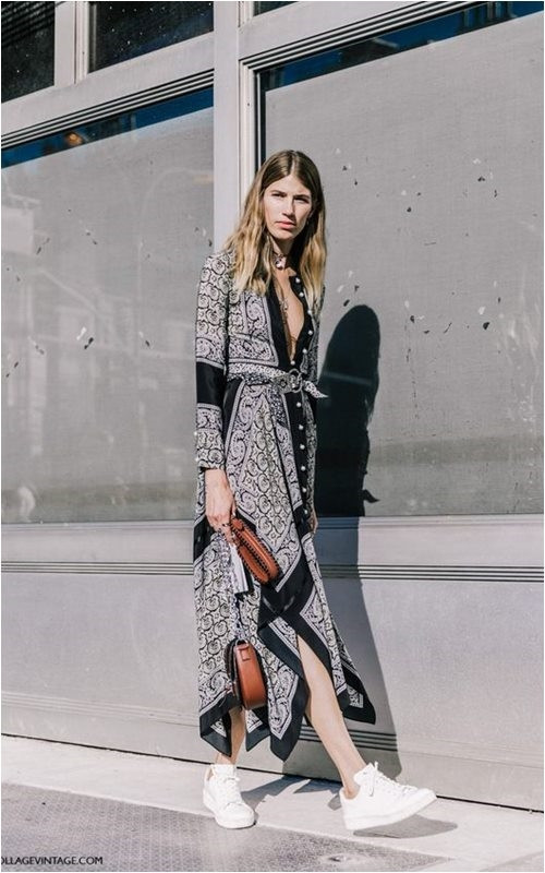 Muôn kiểu váy dài theo nhiều phong cách, kiểu dáng và họa tiết để bạn lựa chọn, việc bạn cần làm là sắm một đôi sneaker trắng để diện mọi lúc mọi nơi phù hợp với mọi set đồ.