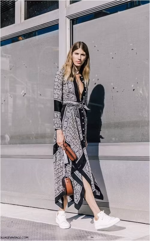 Muôn kiểu váy dài theo nhiều phong cách, kiểu dáng và họa tiết để bạn lựa chọn, việc bạn cần làm là sắm một đôi sneaker trắng để diện mọi lúc mọi nơi phù hợp với mọi set đồ.