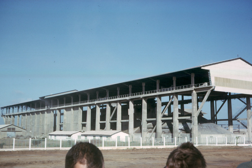 Cận cảnh nhà máy xi măng Hà Tiên, 1965. Ảnh: Bud Gross, Jr..