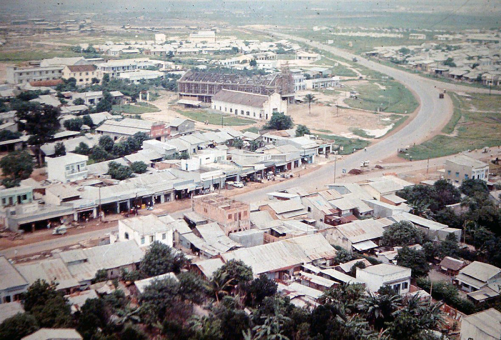 Ngã ba Hố Nai - đầu bên kia của xa lộ Sài Gòn - Biên Hòa, 1970. Bãi đất trống bên ngã ba này là công viên 30 tháng 4. Ảnh: Michael J. Everhart.