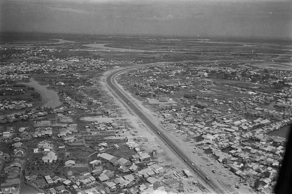 Xa lộ Sài Gòn - Biên Hòa, khu vực ngoại ô phía đông Sài Gòn năm 1966. Phía xa là sông Sài Gòn.