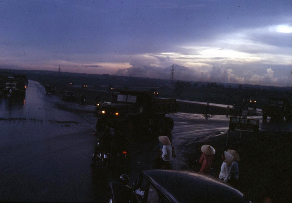 Ngã ba tân Vạn trên xa lộ Sài Gòn - Biên Hòa, 1967-1968, nay thuộc địa phận thị xã Dĩ An, Bình Dương. Ảnh: Henry Bechtold.