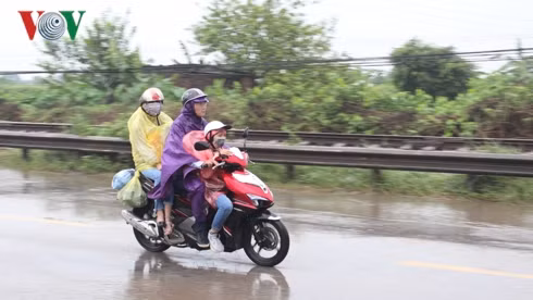 Anh Nguyễn Văn Thái quê ở Hà Nam tranh thủ dừng nghỉ trú mưa, nhà ở Bình Lục, Hà Nam cho biết, quãng đường từ quê lên Hà Nội chỉ hơn 60 km nên vợ chồng và con cái chọn xe máy để di chuyển. Đi lại bằng xe máy trời mưa có hơi vất vả vả nhưng chủ động được thời gian tránh ùn tắc.