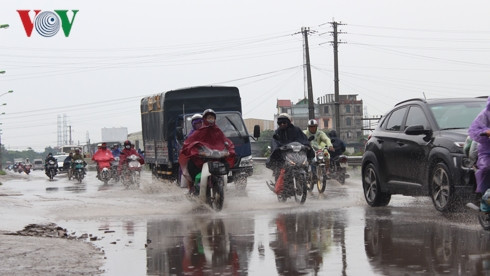 Mặc dù sáng nay trời mưa nhưng từ 9h sáng, trên quốc lộ 1A đoạn Quán Gánh, huyện Thường Tín đường vào cửa ngõ Thủ đô đã rất đông xe máy.