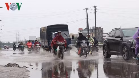 Mặc dù sáng nay trời mưa nhưng từ 9h sáng, trên quốc lộ 1A đoạn Quán Gánh, huyện Thường Tín đường vào cửa ngõ Thủ đô đã rất đông xe máy.