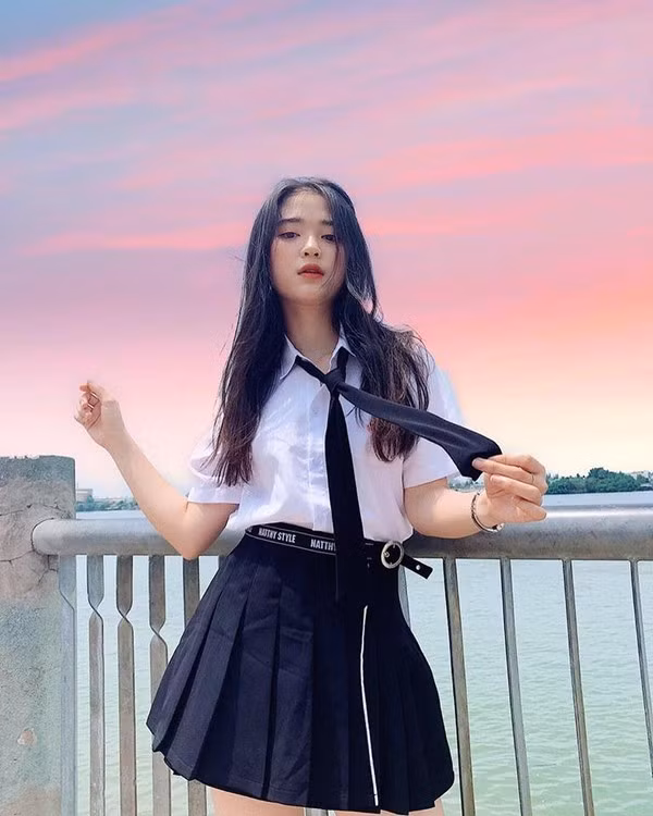 Hoàng Yến theo học nội trú, nên một tháng mới về nhà một lần. Thời gian đầu cô rất nhớ nhà, nhưng sau này cũng quen. Ước mơ sau này của cô là được vào trường Ngoại Thương và làm những công việc liên quan đến chụp ảnh, đóng phim…