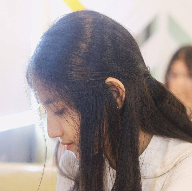 Nếu từng xem "Cô gái năm ấy chúng ta từng theo đuổi" (tên khác: You are the apple of my eye), thì chắc chắn bạn sẽ liên tưởng ngay đến cô bạn Thẩm Giai Nghi trong lần đầu nhìn thấy bức ảnh nữ sinh này. Góc nghiêng của Phan Hoàng Minh Châu (SN 2002, đang sống tại thị xã Hương Trà, Huế) khiến nhiều người ngẩn ngơ vì quá xinh đẹp.