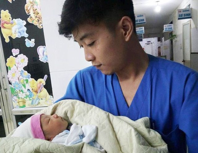 Be trai 15 ngay tuoi bi bo roi trong thung rac sau con mua rang sang 30.4