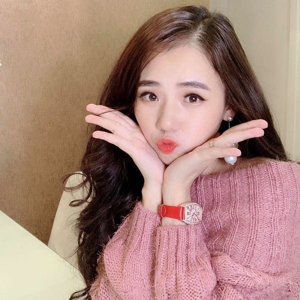 Danh tinh me bim 9X so huu loat clip cover trieu view khien MXH xon xao