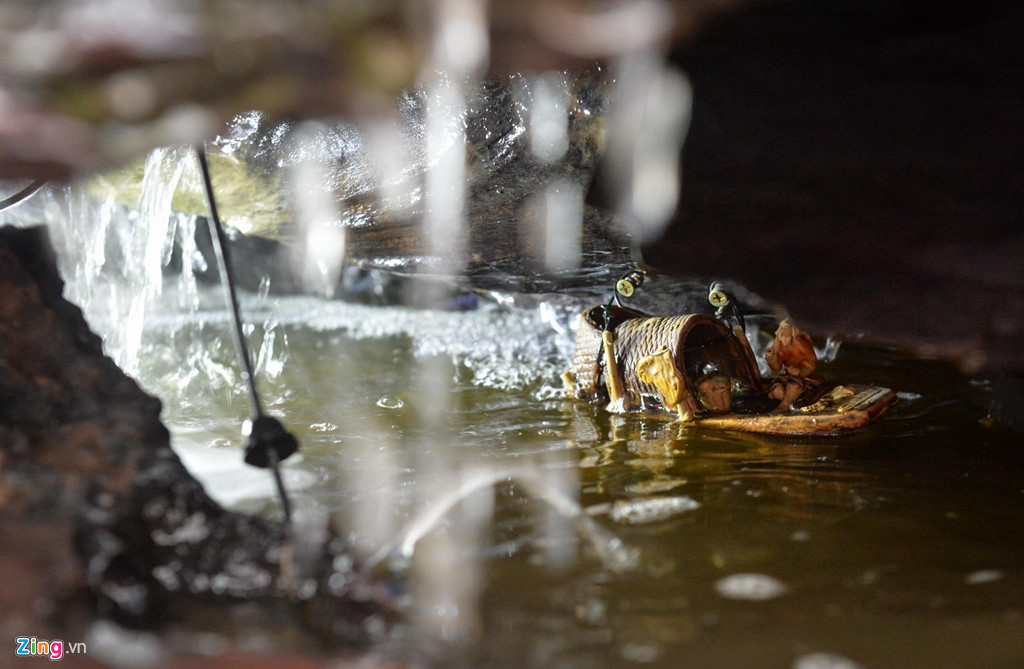 Sau 2 năm chế tác, anh Dũng đã tạo nên một bộ tiểu cảnh hoàn chỉnh, vẽ nên khung cảnh nên thơ với rừng cây, hang động, thác nước…