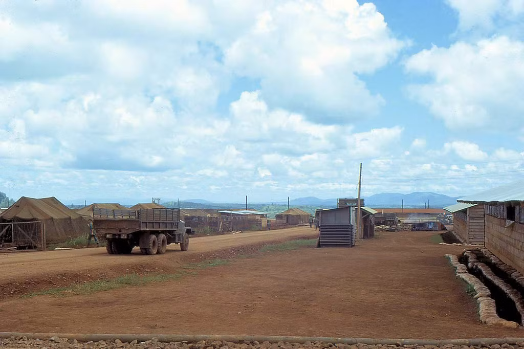 Chiếc xe tải di chuyển trong căn cứ.