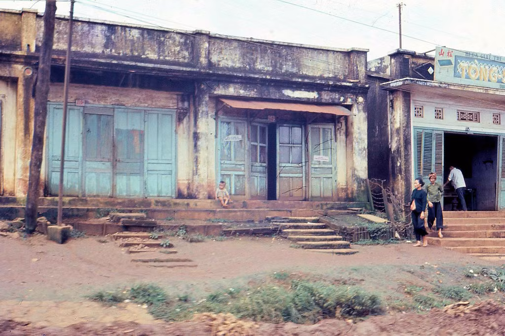 Cảnh đường phố Pleiku do lính Mỹ ghi lại trong một lần vào thị xã.