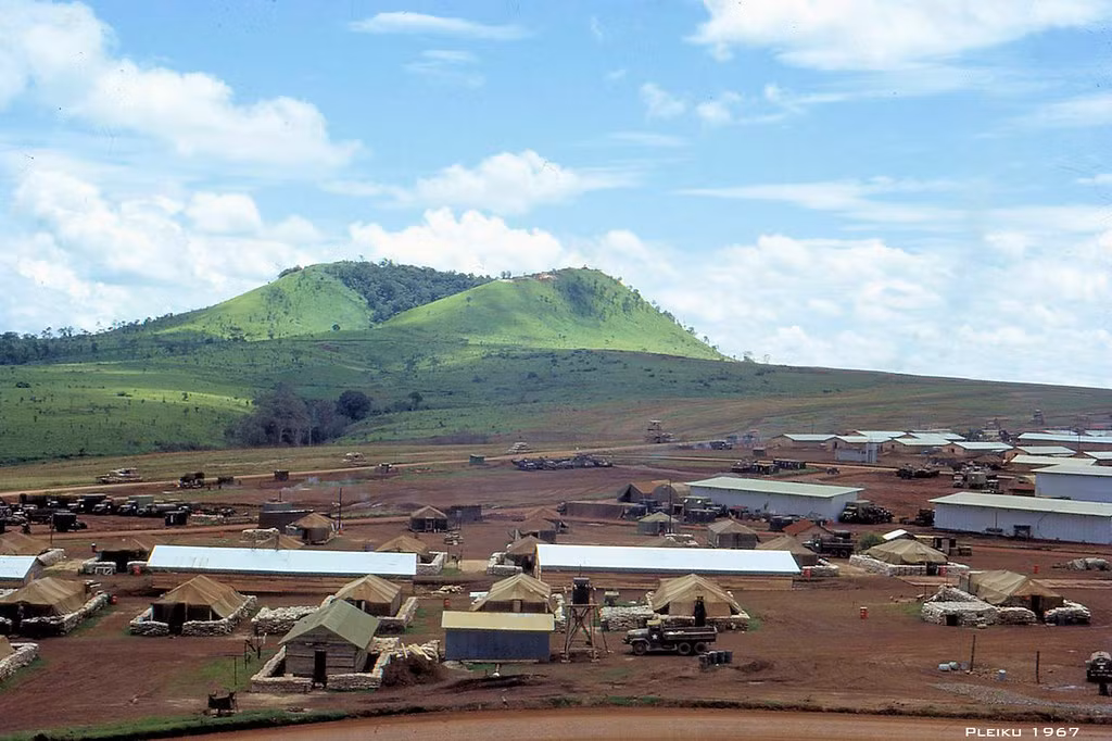View núi Hàm Rồng của căn cứ Enari.
