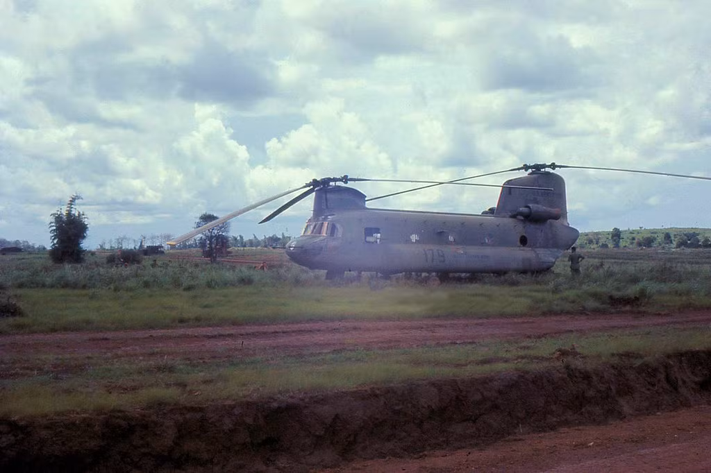 Trực thăng CH-47 Chinook hạ cánh xuống căn cứ.